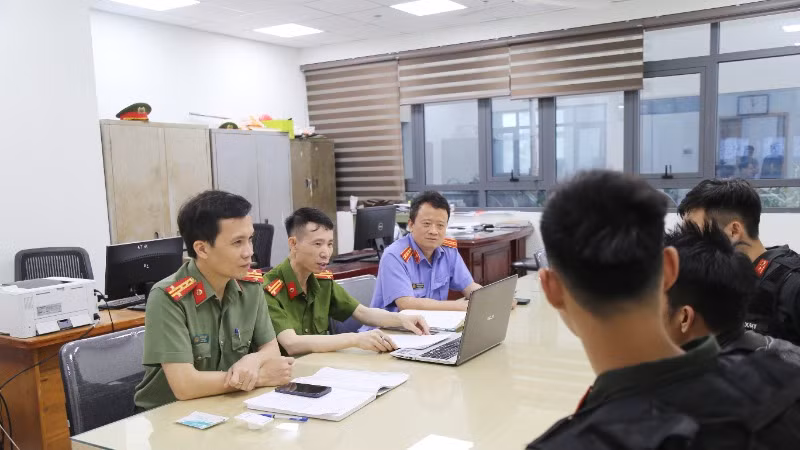Lực lượng công an lấy lời khai của đối tượng sau khi giải cứu cháu bé.