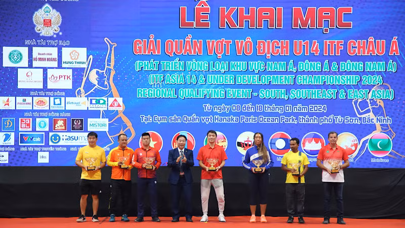 Các đội nhận Kỷ niệm chương từ Ban tổ chức. Các đội nhận Kỷ niệm chương từ Ban tổ chức.