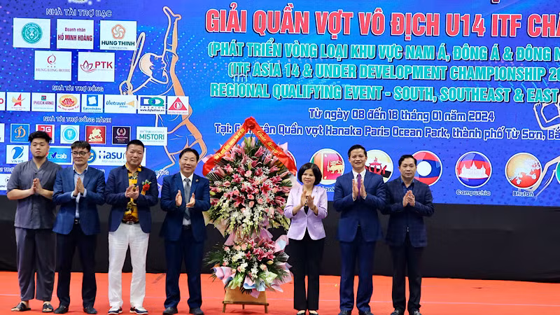 Lãnh đạo tỉnh Bắc Ninh tặng hoa, chúc mừng giải đấu thành công. Lãnh đạo tỉnh Bắc Ninh tặng hoa, chúc mừng giải đấu thành công.