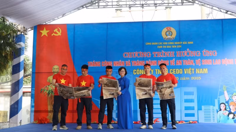 Phụ san đặc biệt kỷ niệm 50 năm Ngày Giải phóng miền nam, thống nhất đất nước của Báo Nhân Dân đến với công nhân, người lao động Bắc Ninh.