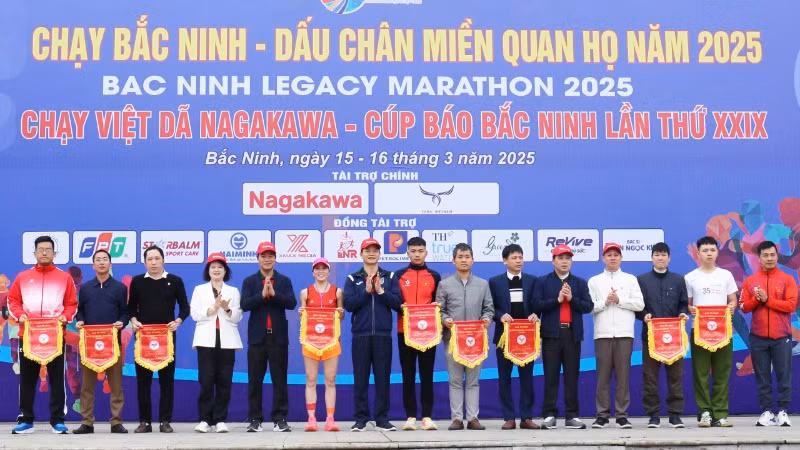 Các đồng chí lãnh đạo tỉnh Bắc Ninh trao cờ lưu niệm tặng các đơn vị tham gia giải chạy Việt dã. Các đồng chí lãnh đạo tỉnh Bắc Ninh trao cờ lưu niệm tặng các đơn vị tham gia giải chạy Việt dã.