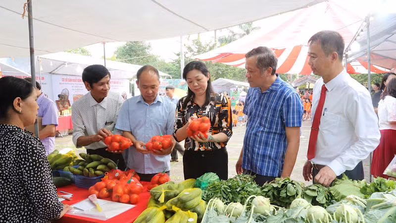 Gian hàng của Hợp tác xã sản xuất rau củ quả nông sản an toàn thôn Liên Ấp, xã Việt Đoàn, huyện Tiên Du tại Chợ phiên.