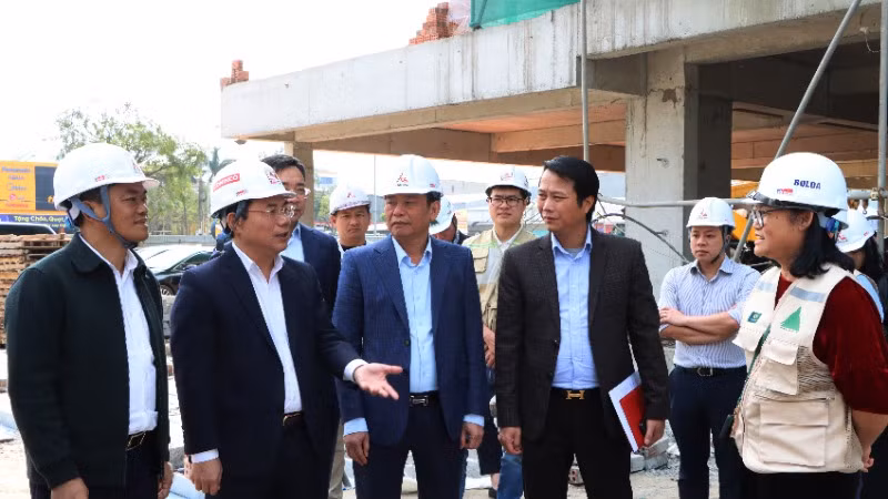 Đoàn công tác của Bộ Xây dựng đi kiểm tra thực tế dự án nhà ở xã hội tại Bắc Ninh.