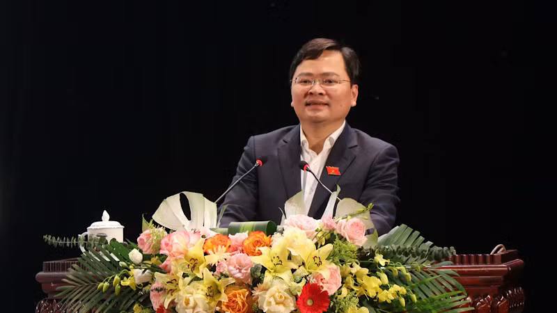 Đồng chí Nguyễn Anh Tuấn, Bí thư Tỉnh ủy, Trưởng Đoàn đại biểu Quốc hội tỉnh trực tiếp giải đáp nhiều câu hỏi, kiến nghị của cử tri tại Hội nghị. Đồng chí Nguyễn Anh Tuấn, Bí thư Tỉnh ủy, Trưởng Đoàn đại biểu Quốc hội tỉnh trực tiếp giải đáp nhiều câu hỏi, kiến nghị của cử tri tại Hội nghị.