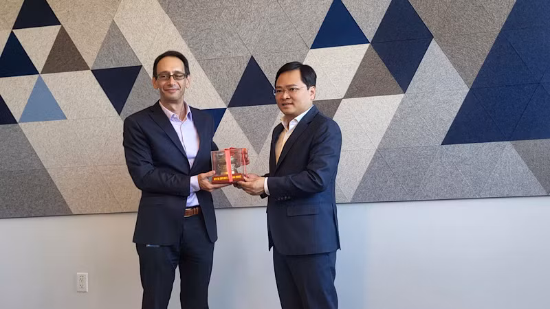 Bí thư Tỉnh ủy Nguyễn Anh Tuấn tặng lãnh đạo Tập đoàn Google sản phẩm làng nghề Bắc Ninh.