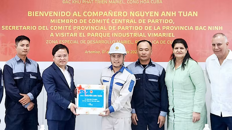 Bí thư Tỉnh ủy Bắc Ninh thăm, tặng quà các công nhân của Viglacera đang làm việc tại Khu công nghiệp Vimariel.