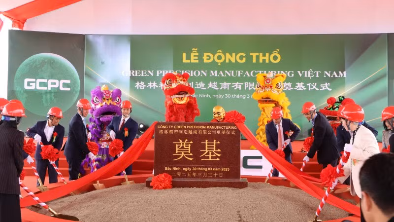 Các đại biểu thực hiện nghi thức động thổ Dự án Công ty trách nhiệm hữu hạn Green Precision Manufacturing Việt Nam. Các đại biểu thực hiện nghi thức động thổ Dự án Công ty trách nhiệm hữu hạn Green Precision Manufacturing Việt Nam.