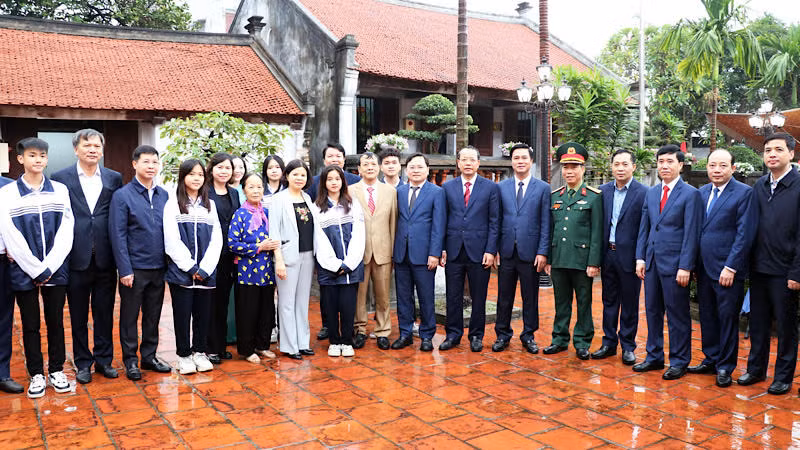 Đoàn chụp ảnh lưu niệm với thân nhân gia đình đồng chí Ngô Gia Tự và các em học sinh trên địa bàn.
