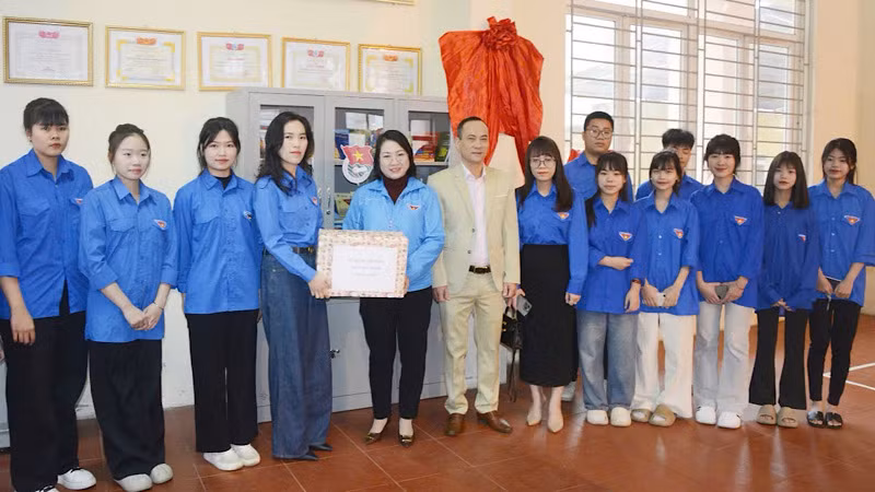 Chi đoàn Báo Bắc Ninh tổ chức chương trình trao sách, tặng Tủ sách cộng đồng khu phố Đương Xá 3, phường Vạn An, thành phố Bắc Ninh.