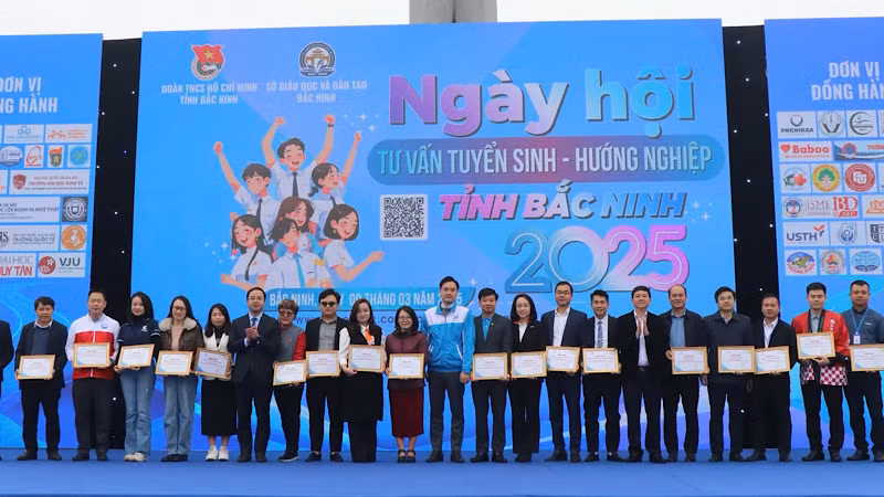 Ban tổ chức trao Chứng nhận tặng các đơn vị đồng hành trong Ngày hội tư vấn tuyển sinh, hướng nghiệp tỉnh Bắc Ninh năm 2025.