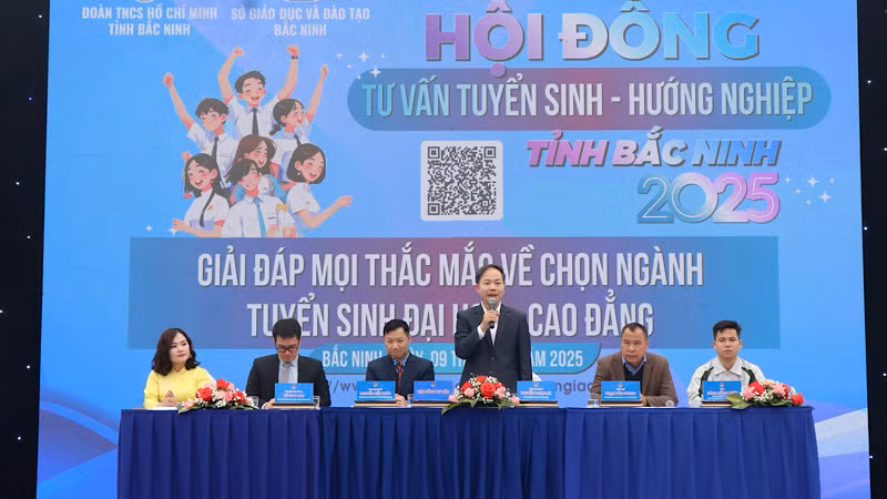 Ban Tổ chức tư vấn và giải đáp các thắc mắc của học sinh và phụ huynh.