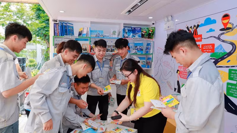 Các sinh viên hào hứng trải nghiệm các gian hàng trong khuôn khổ chương trình. Các sinh viên hào hứng trải nghiệm các gian hàng trong khuôn khổ chương trình.