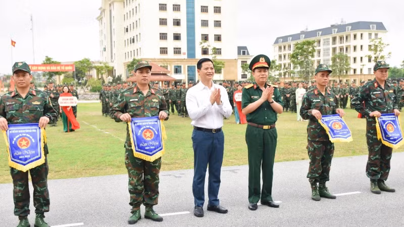 Đồng chí Vương Quốc Tuấn, Chủ tịch Ủy ban nhân dân tỉnh Bắc Ninh trao cờ lưu niệm tặng các đoàn vận động viên.