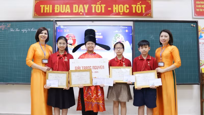 Trạng nguyên Tiếng Việt toàn quốc Nguyễn Thị Minh Thảo cùng các bạn học sinh Trường tiểu học Suối Hoa đoạt giải trong cuộc thi. Trạng nguyên Tiếng Việt toàn quốc Nguyễn Thị Minh Thảo cùng các bạn học sinh Trường tiểu học Suối Hoa đoạt giải trong cuộc thi.