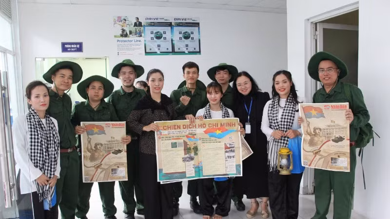 Các bạn trẻ của Công ty Trách nhiệm hữu hạn Cedo Việt Nam vui mừng nhận phụ san đặc biệt ngay khi vừa kết thúc tiết mục biểu diễn văn nghệ. Các bạn trẻ của Công ty Trách nhiệm hữu hạn Cedo Việt Nam vui mừng nhận phụ san đặc biệt ngay khi vừa kết thúc tiết mục biểu diễn văn nghệ.
