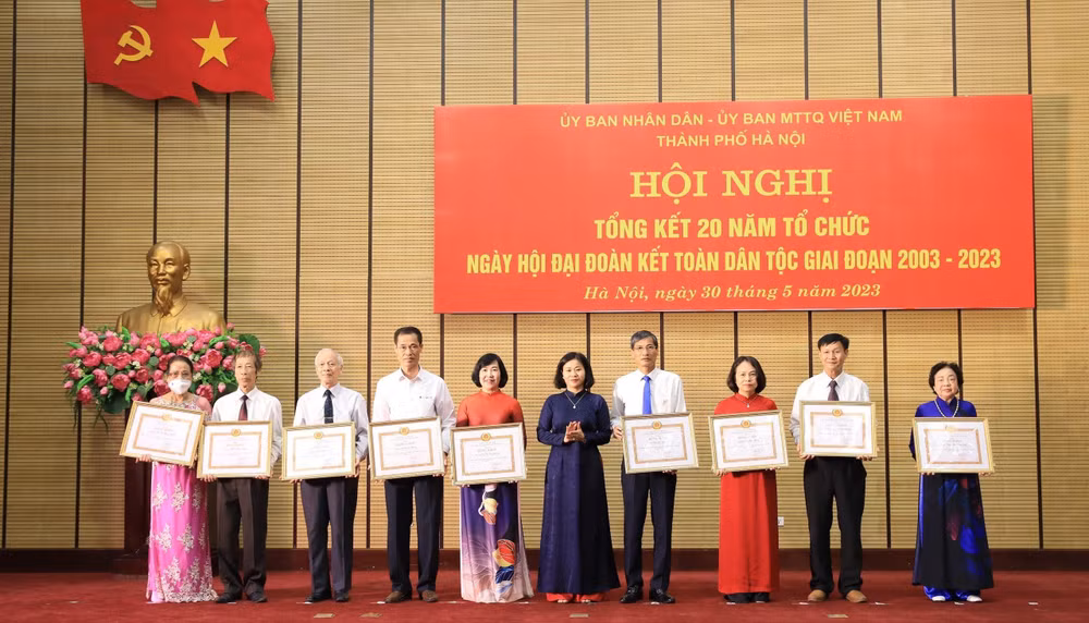 Các tập thể có thành tích tiêu biểu nhận Bằng khen tại Hội nghị Tổng kết 20 năm tổ chức Ngày hội Đại đoàn kết toàn dân tộc giai đoạn 2003-2023. 