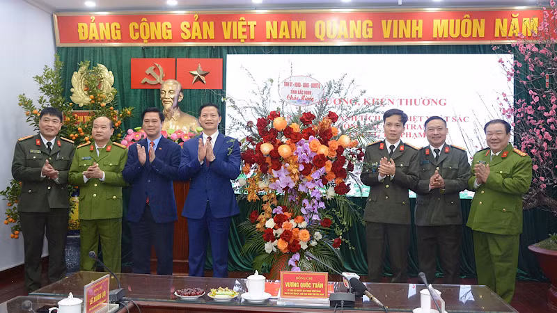 Lãnh đạo tỉnh Bắc Ninh tặng hoa, chúc mừng chiến công đặc biệt xuất sắc của cán bộ, chiến sĩ công an tỉnh.