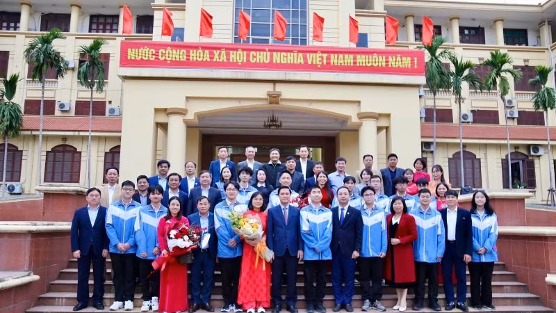 Thành viên các đội tuyển chụp ảnh kỷ niệm cùng các lãnh đạo tỉnh, thầy cô và gia đình.