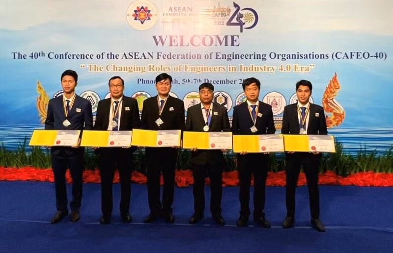 6 kỹ sư thuộc EVNHCMC đại diện cho 64 kỹ sư ASEAN nhận chứng chỉ tại Hội nghị lần này.