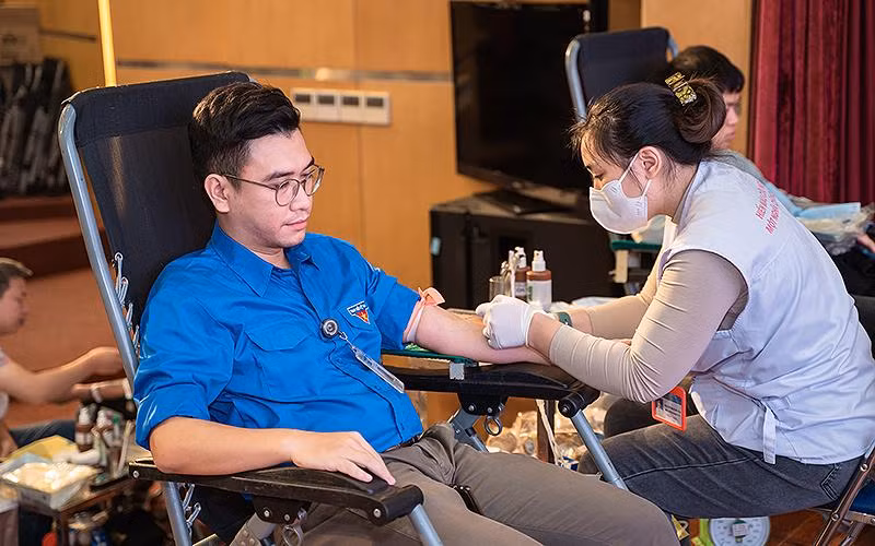 Cán bộ, công nhân viên Tập đoàn VNPT tích cực hiến máu tình nguyện tại Ngày hội.