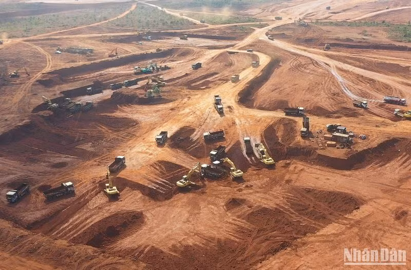Nhiều phương tiện máy móc thi công tại dự án sân bay Long Thành. Nhiều phương tiện máy móc thi công tại dự án sân bay Long Thành.