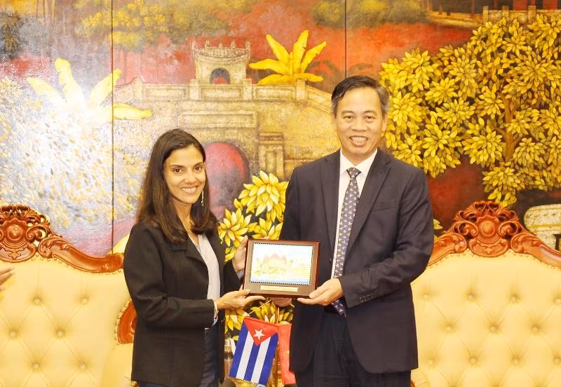 Lãnh đạo tỉnh Quảng Trị tặng quà lưu niệm cho Đoàn đại biểu Báo Granma.