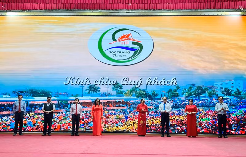 Lãnh đạo tỉnh Sóc Trăng và các đại biểu kích hoạt "Ứng dụng phần mềm du lịch thông minh tỉnh Sóc Trăng".