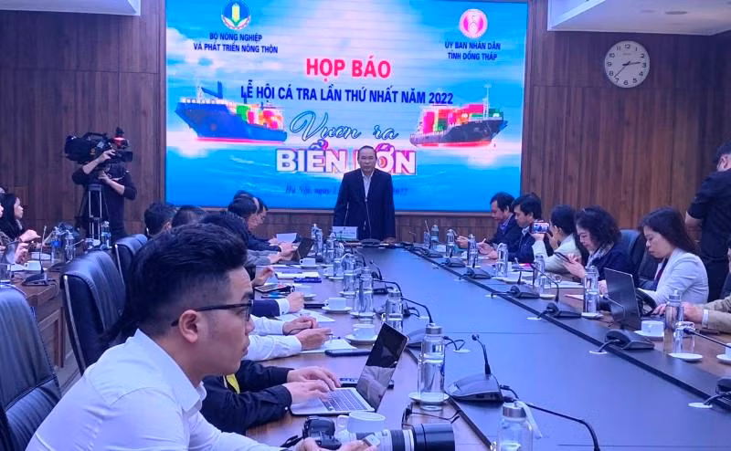 Họp báo thông tin về Lễ hội cá tra tổ chức chiều 13/12, tại Hà Nội.