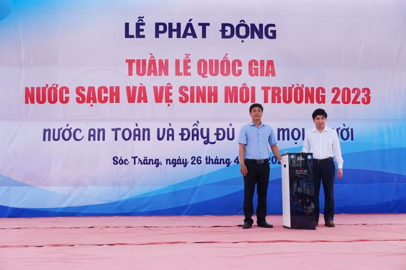Ban tổ chức tặng thiết bị lọc nước cho người dân Sóc Trăng.