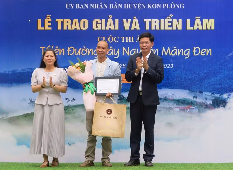 Trao giải Nhất cuộc thi ảnh “Thiên đường Tây Nguyên-Măng Đen”. Trao giải Nhất cuộc thi ảnh “Thiên đường Tây Nguyên-Măng Đen”.