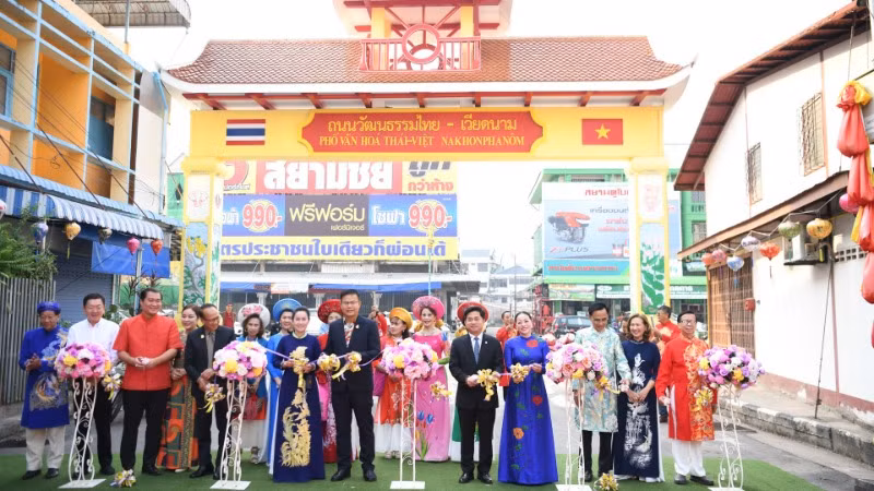 Lễ cắt băng khai trương Phố ẩm thực văn hóa Thái Lan-Việt Nam tại tỉnh Nakhon Phanom.