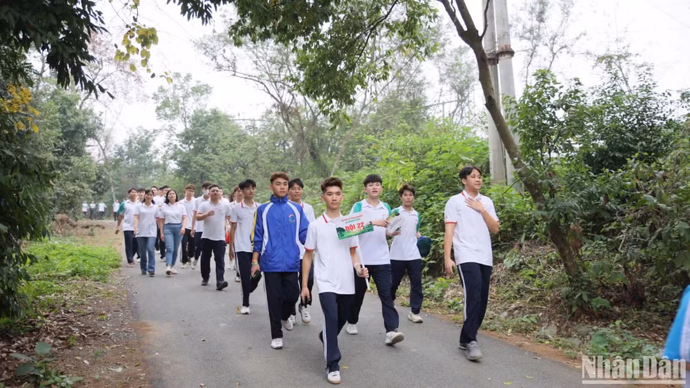 Đi bộ được xem là giải pháp đơn giản nhưng hiệu quả trong việc cắt giảm khí thải nhà kính. Đi bộ được xem là giải pháp đơn giản nhưng hiệu quả trong việc cắt giảm khí thải nhà kính.