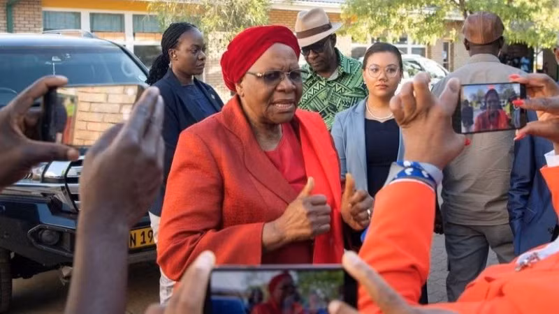 Bà Netumbo Nandi-Ndaitwah (giữa) phát biểu với báo giới bên ngoài điểm bầu cử ở Windhoek, Namibia ngày 27/11/2024. (Ảnh: THX/TTXVN)