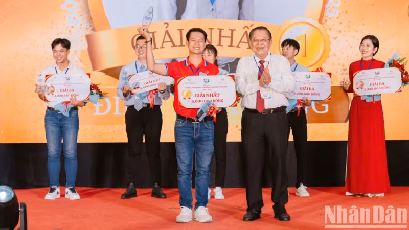 Ban Tổ chức trao giải Nhất cho thí sinh Đinh Hải Dương.
