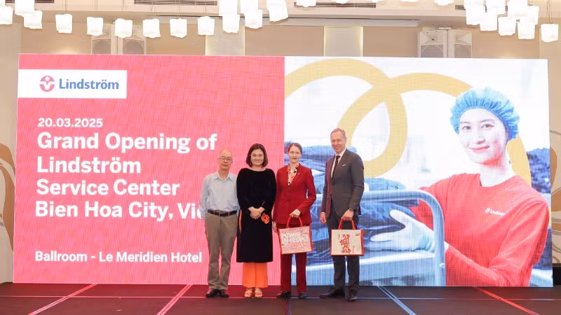Đại diện ActionAid quốc tế tại Việt Nam và Chủ tịch kiêm CEO Lindström công bố dự án “Nước sạch vì trường học hạnh phúc” với sự chứng kiến của Đại diện Đại sứ quán Phần Lan tại Việt Nam và Quỹ Hỗ trợ chương trình, dự án an sinh xã hội Việt Nam.
