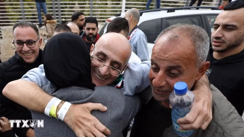 Tù nhân Palestine, được Israel trả tự do, đoàn tụ với người thân tại thành phố Ramallah, Bờ Tây ngày 1/2/2025. (Ảnh: THX/TTXVN)