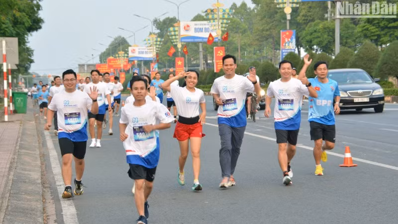 Đông đảo cán bộ, người dân tham gia giải chạy về tuyên truyền tiết kiệm điện.