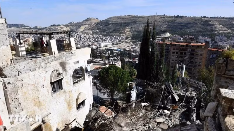 Hiện trường cuộc không kích của Israel xuống Damascus, Syria. (Ảnh: THX/TTXVN)