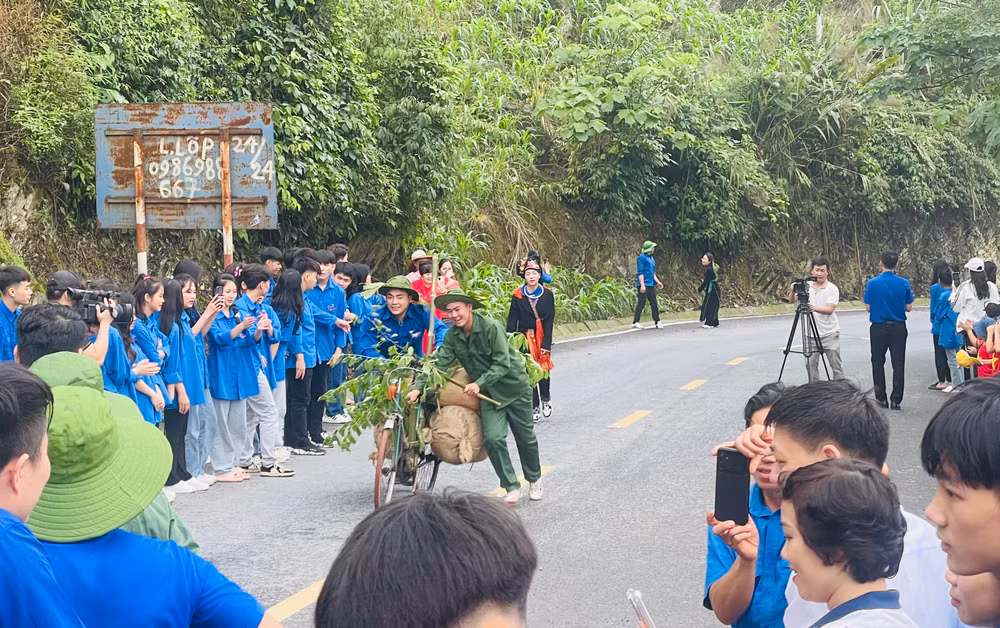 Tái hiện vận chuyển lương thực qua đèo Lũng Lô. (Ảnh: THANH SƠN) Tái hiện vận chuyển lương thực qua đèo Lũng Lô. (Ảnh: THANH SƠN)
