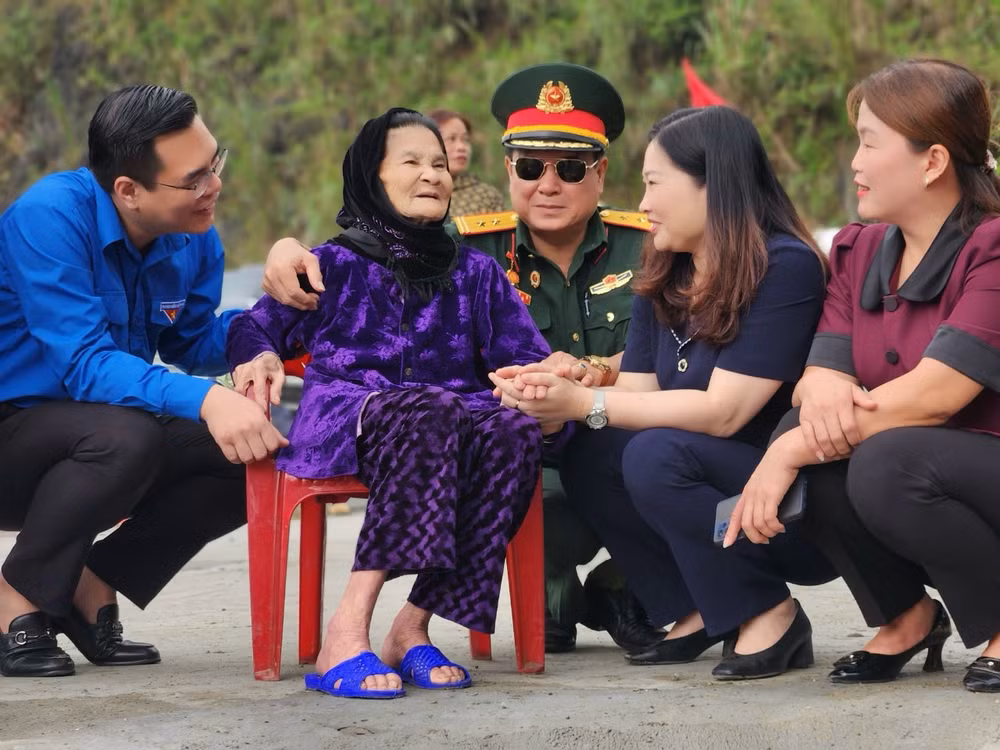 Gặp gỡ các cựu thanh niên xung phong tham gia Chiến dịch Điện Biên Phủ tại khu di tích. (Ảnh: THANH SƠN) Gặp gỡ các cựu thanh niên xung phong tham gia Chiến dịch Điện Biên Phủ tại khu di tích. (Ảnh: THANH SƠN)