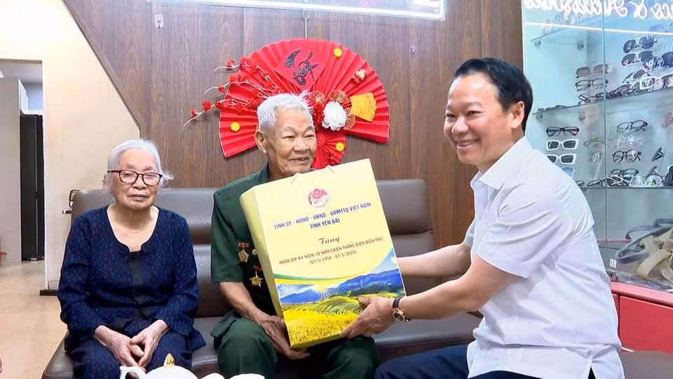 Bí thư Tỉnh ủy Đỗ Đức Duy tặng quà chiến sĩ Điện Biên tại thành phố Yên Bái. Ảnh: THANH SƠN.
