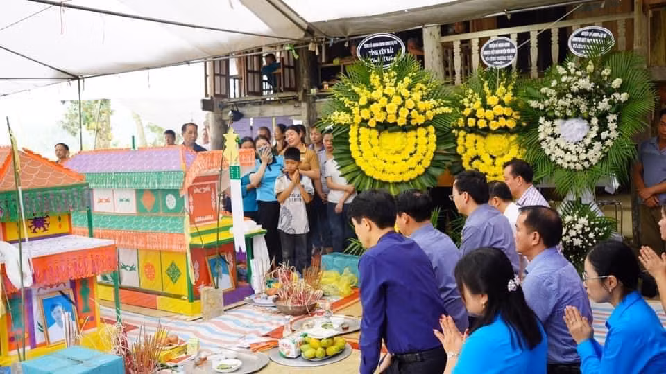 Lãnh đạo tỉnh Yên Bái, huyện Yên Bình chia sẻ nỗi đau mất mát với gia đình nạn nhân. (Ảnh: THANH SƠN)