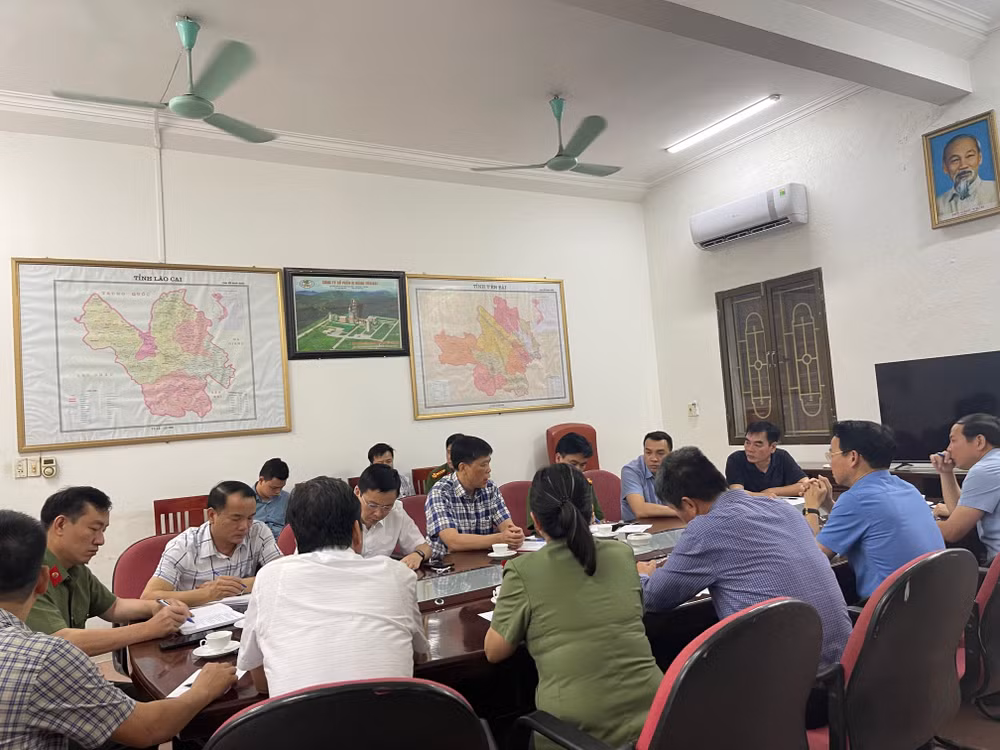 Ngay sau khi vụ việc xảy ra, lãnh đạo tỉnh tiến hành họp giải quyết vụ việc. (Ảnh: THANH SƠN)
