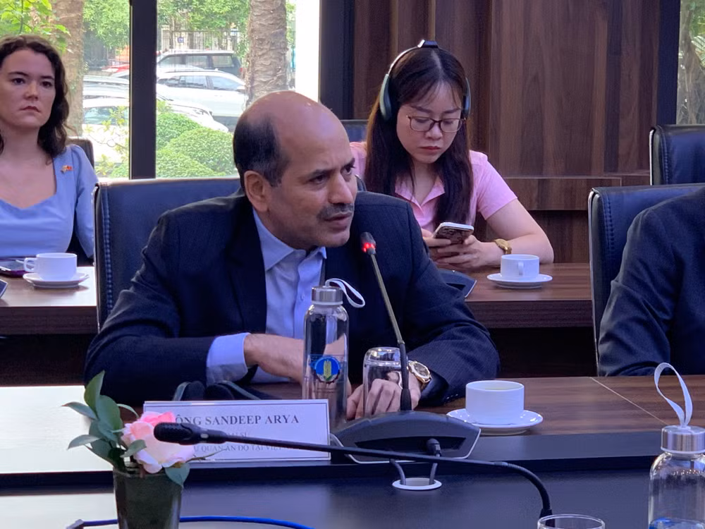 Ngài Sandeep Arya, Đại sứ Ấn Độ tại Việt Nam bày tỏ vui mừng vì hàng hóa viện trợ khẩn cấp của Chính phủ và nhân dân Ấn Độ đã được gửi tới người dân bị ảnh hưởng bởi mưa lũ các tỉnh Lạng Sơn, Tuyên Quang rất kịp thời.