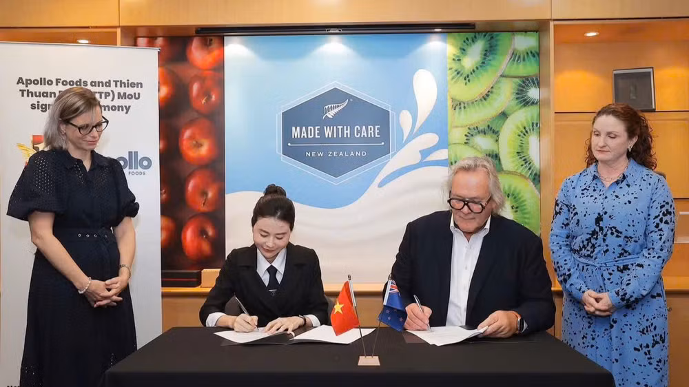 Đại sứ New Zealand tại Việt Nam Caroline Beresford (ngoài cùng bên phải) chứng kiến Lễ ký kết biên bản hợp tác giữa doanh nghiệp Việt Nam và New Zealand.