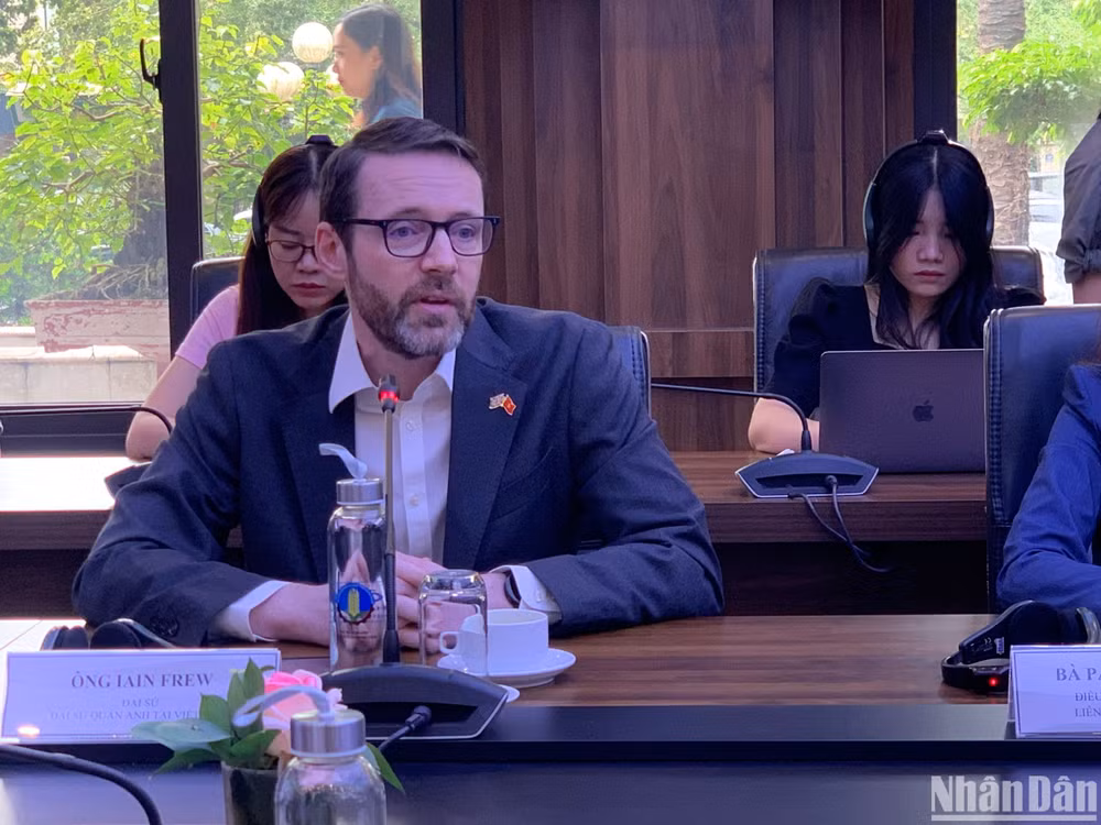 Ngài Iain Frew, Đại sứ Anh tại Việt Nam cho biết đã xây dựng kế hoạch để chính phủ Anh có những hỗ trợ dựa trên nhu cầu thực tế của người dân bị ảnh hưởng bởi mưa lũ.