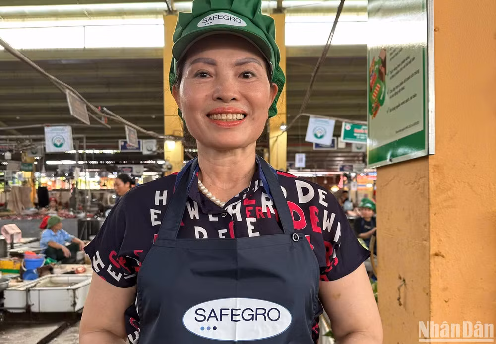 Chị Nguyễn Thị Hồng Vân, tiểu thương chợ Kim Quan. Chị Nguyễn Thị Hồng Vân, tiểu thương chợ Kim Quan.
