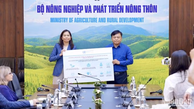 Bà Pauline Tamesis - Điều phối viên thường trú Liên hợp quốc tại Việt Nam - đại diện trao hỗ trợ tới Bộ Nông nghiệp và Phát triển nông thôn.