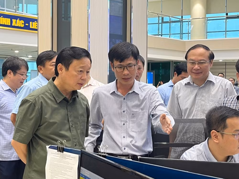 Phó Thủ tướng Chính phủ Trần Hồng Hà nghe báo cáo về diễn biến bão số 3.