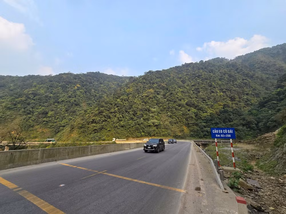 Đoạn cầu Eo Cô Gái (QL8), trước đây vào mùa mưa bão thường xuyên bị sạt lở, gây ách tắc, nay được đầu tư xây dựng cầu cạn giúp các phương tiện lưu thông thuận lợi, an toàn. Đoạn cầu Eo Cô Gái (QL8), trước đây vào mùa mưa bão thường xuyên bị sạt lở, gây ách tắc, nay được đầu tư xây dựng cầu cạn giúp các phương tiện lưu thông thuận lợi, an toàn.